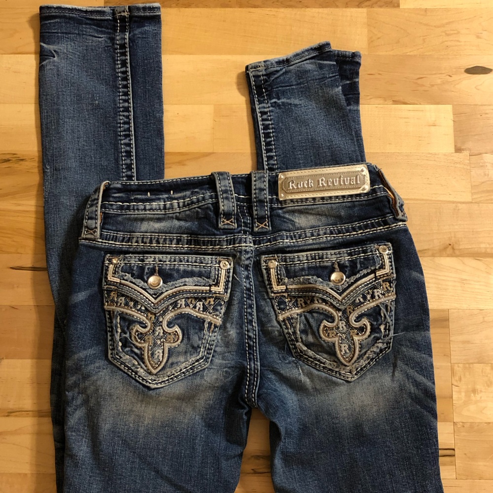 RHINESTONE BLING JEWEL ROCK REVIVAL STRAIGHT LEG DISTRESSED BUCKLE JEANs 25